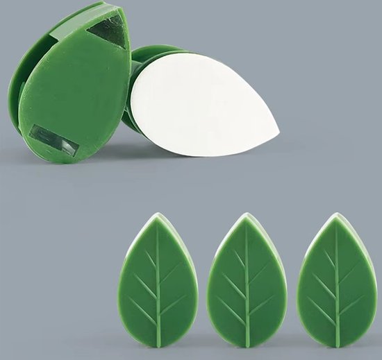 Twee groene bladvormige plantenclips met zelfklevende achterkant, en drie losse clips op een grijze achtergrond.
