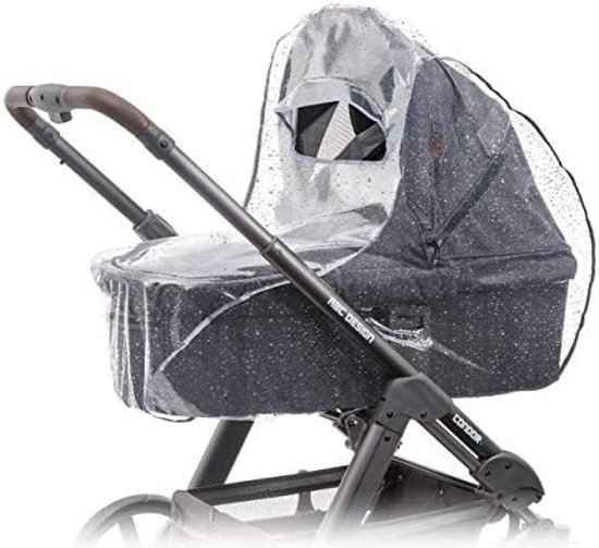 Donkergrijze kinderwagen met reiswieg, bedekt met een glinsterende, transparante regenhoes. Zilvergrijs frame.