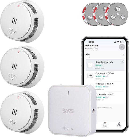 Drie witte SAVS S10-W rookmelders, G10 Gateway, montagemateriaal en smartphone met SAVS app.