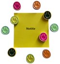 Acht smiley magneten in verschillende kleuren rondom een geel post-it briefje met 'Notitie'.