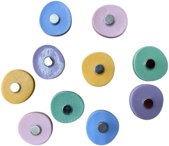 Tien ronde magneten in pastelkleuren: lichtblauw, lila, geel, mintgroen en roze, met een zilveren magneet in het midden.