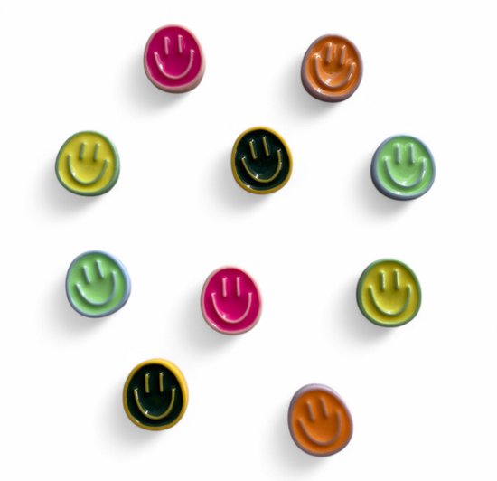 Tien ronde magneten met lachgezichtjes in levendige kleuren: roze, oranje, geel, donkergroen en groen.