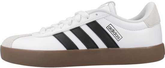 Witte Adidas sneakers met zwarte strepen, een bruine zool en een suède neus.