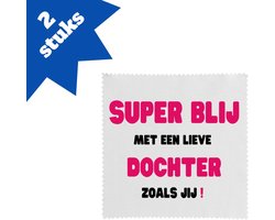 Akyol - super blij met een lieve dochter zoals jij brillendoekjes - Dochter - de liefste dochter - verjaardag - cadeautje voor dochter - dochter artikelen - kado - geschenk - 17,8 bij 17,8 cm - 2 stuks