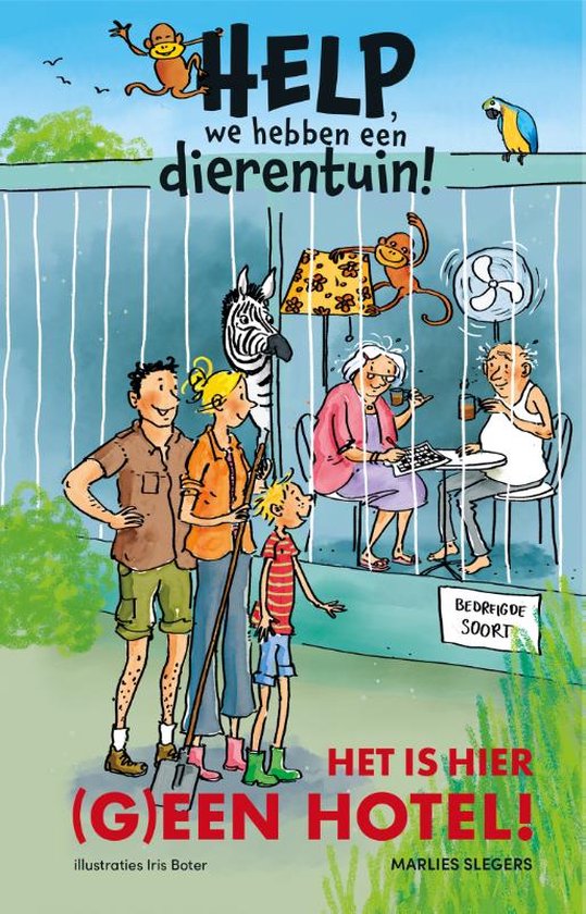 Een gezin en twee ouderen op een terras achter een hek, met dieren. Tekst "HELP we hebben een dierentuin! HET IS HIER (G)EEN HOTEL!".