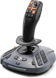 Zwarte Thrustmaster SimTask Farmstick met oranje knoppen en grijze basis, gezien vanaf de zijkant.