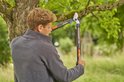 Man snoeit takken met een GARDENA Takkenschaar TeleCut Pro S met lange hendels.