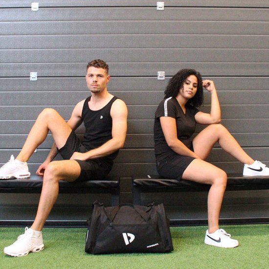 Man en vrouw in sportkleding, met een sporttas.