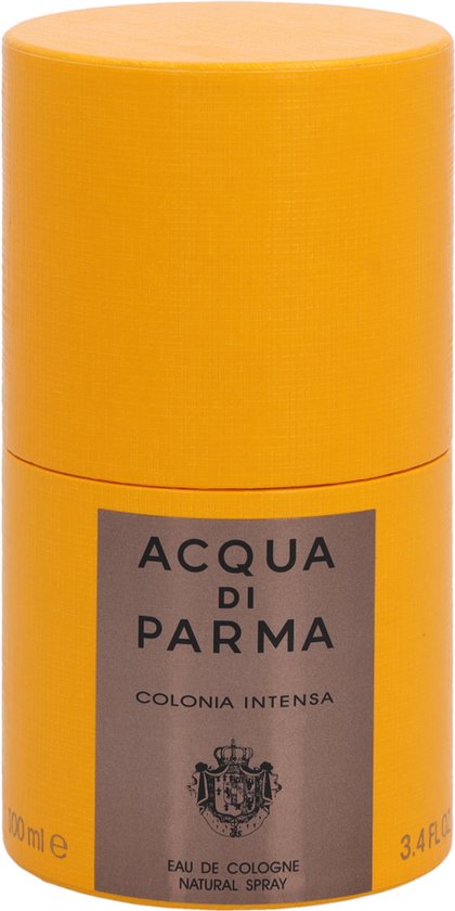 Gouden cilinder met een bruin label met "ACQUA DI PARMA COLONIA INTENSA" erop.