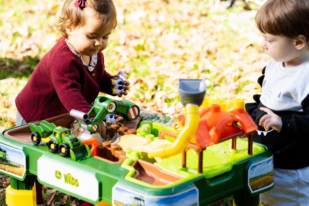 Klein Toys John Deere zand- en waterspeeltafel - 2in1 boerderij - incl. afneembare bassins voor zand en water - 64x46x60 cm - groen geel — afbeelding 6