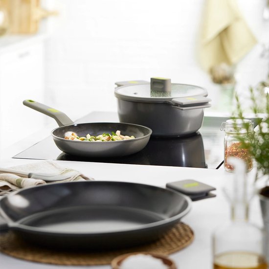 Foto: Navaris ronde gietijzeren mini pannetjes 4x cocotte pannenset met deksel set van 4 kleine pannen met gemailleerde coating in wit grijs en zwart