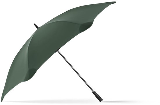 Donkergroene paraplu met gebogen rand en zwarte steel, open op een witte achtergrond.