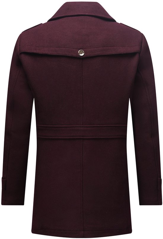 Achterkant van een bordeauxrode wollen herenparka met een band op de rug en knoopdetails.