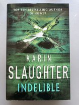 Couverture de livre avec un fond en bois vert foncé et un X blanc. Le texte 'TOP TEN BESTSELLING AUTHOR OF KISSCUT KARIN SLAUGHTER INDELIBLE' est également visible.