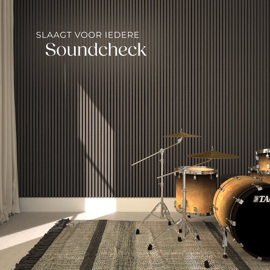 Drumstel voor een 'Soundcheck' tegen een donkergrijs lamellenwand.