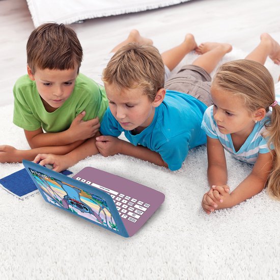 Drie kinderen liggen op een wit kleed en kijken naar een roze laptop met Stitch erop.