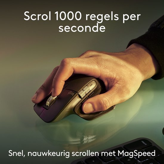 Main utilisant la molette MagSpeed d'une souris Logitech MX Master 3S noire.
