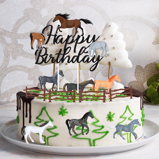 Gâteau d'anniversaire décoré avec sparkler | Photo Gratuite