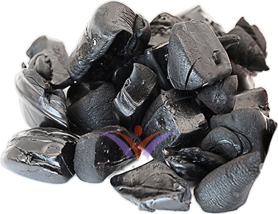 Een hoopje ruwe, zwarte shilajit brokjes.