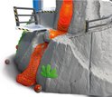 Speelgoed vulkaan met lava, grijze rotsen, klimop en oranje ballen.