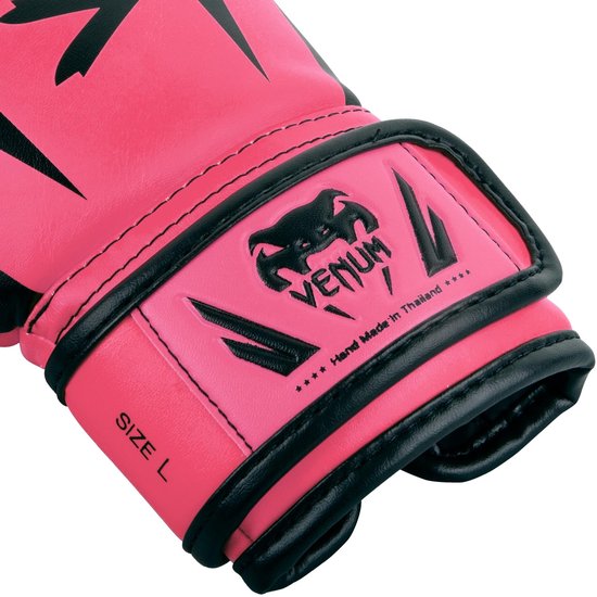 Roze Venum bokshandschoen met zwarte accenten en logo. "Hand Made in Thailand" staat op de klittenbandsluiting.