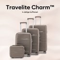 Bruine 4-delige Travelite Charm koffersset met golvend patroon, uitschuifbare handvatten en dubbele wielen. Maten variëren van handbagage tot grote incheckkoffer.