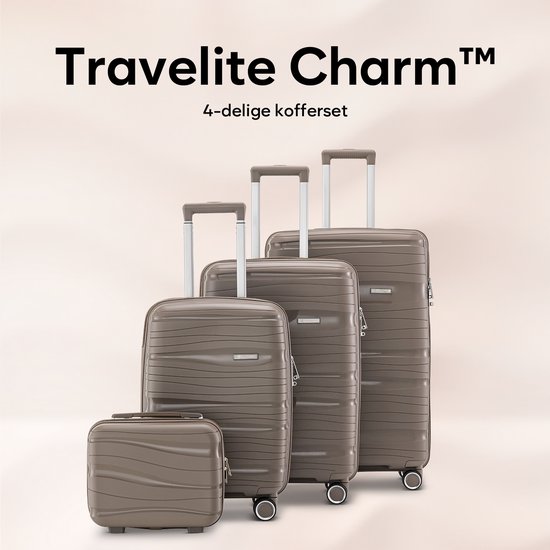 Bruine 4-delige Travelite Charm koffersset met golvend patroon, uitschuifbare handvatten en dubbele wielen. Maten variëren van handbagage tot grote incheckkoffer.
