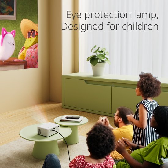 Een gezin kijkt naar een projector die een film met tekenfilmfiguren projecteert. De projector is wit en staat op een salontafel.