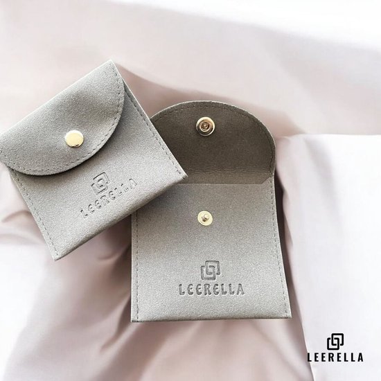 Twee grijze suède etui's met Leerella logo, één open en één gesloten.