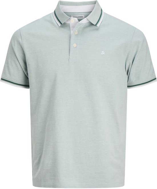 Lichtgroene polo met kraag en groen-wit gestreepte boorden, met merklogo.