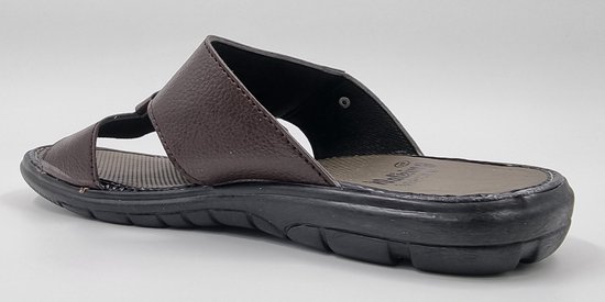 Zijkant van een bruine heren slipper met een dikke zwarte zool.