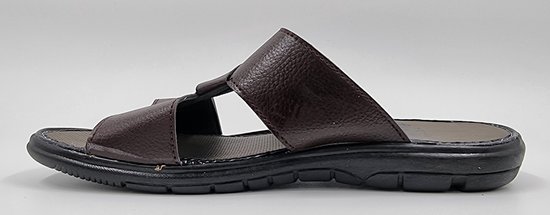 Zijkant van een bruine heren slipper met gekruiste banden.