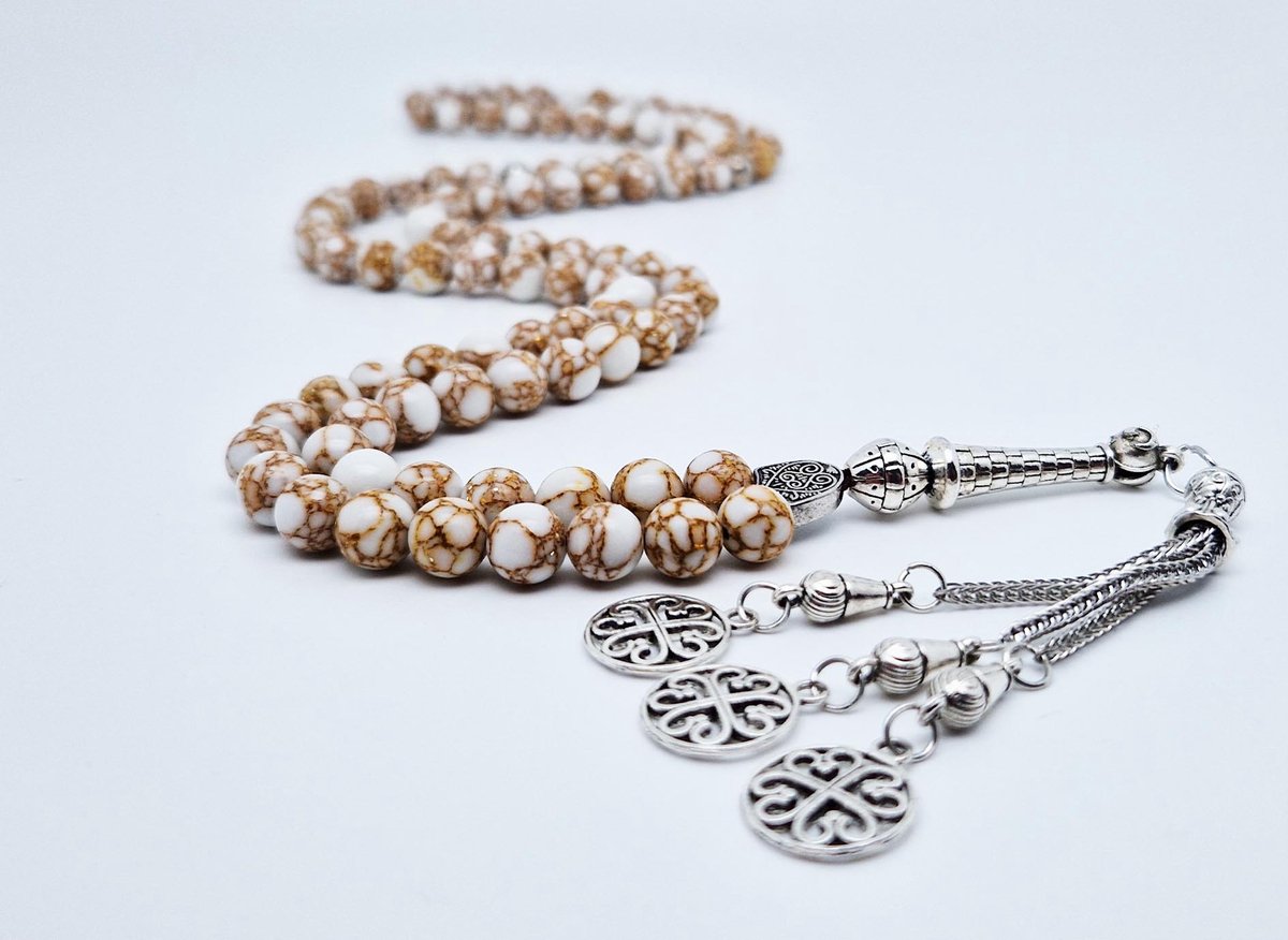 Handgemaakte tesbih "Tasbih" natuursteen "Wit howliet gesponnen goud" - Aantal kralen 99 - Diameter kralen 8MM - met metaal tassel "Arabesk" - Een mooi cadeau-idee