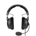 Zwarte gaming headset met grote fluwelen oorkappen en flexibele microfoon, op witte achtergrond.