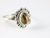 Fijne bewerkte zilveren ring met tijgeroog - maat 16