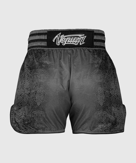 Achterkant van donkergrijze Muay Thai shorts voor dames met slangenprint en een brede elastische tailleband.