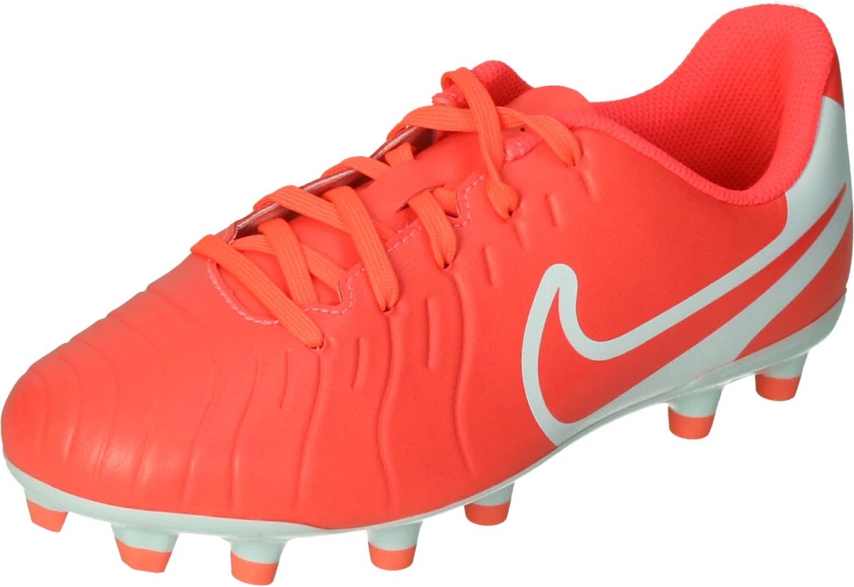 Nike Jr. Tiempo Legend 10 Club FG/MG voetbalschoenen in oranje met witte details en veters. Geschikt voor kinderen.