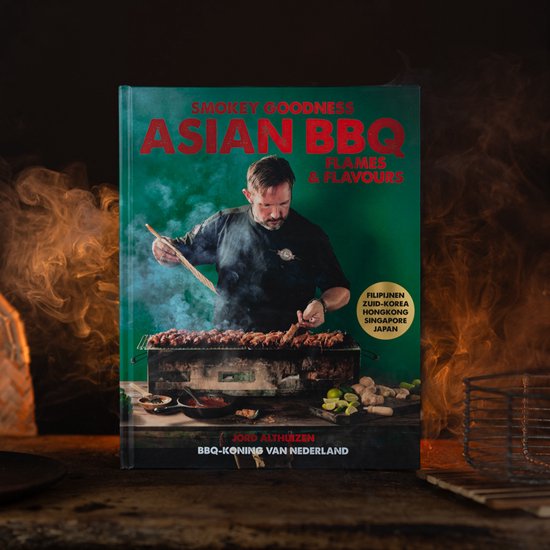 Boek 'Smokey Goodness Asian BBQ' met Jordin Althuizen die vlees grilt. Het boek is omringd door rook.
