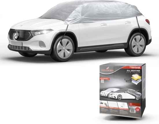 Witte auto bedekt met zilveren hoes, op een witte achtergrond. Naast de auto staat de verpakking van de "All Weather Car Cover".