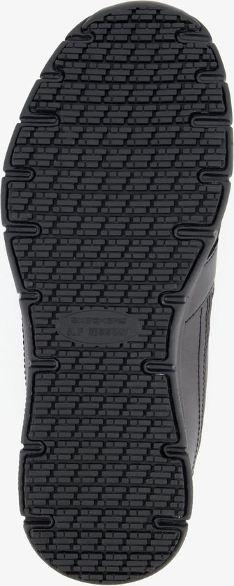 Zwarte Skechers veterschoen, onderkant van de schoen met een grof profiel.