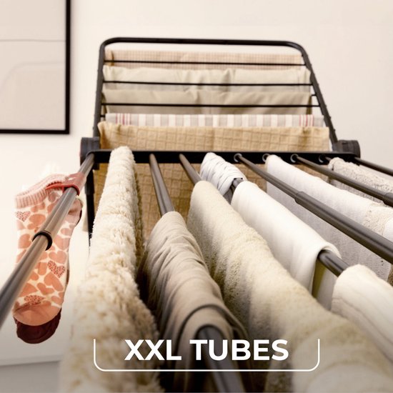 Close-up van de stangen van een zwart Vileda Infinity Flex droogrek, met "XXL tubes" tekst.