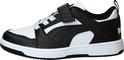 Zijkant van een zwart-witte lage sneaker met Puma-logo op de zijkant en klittenband.