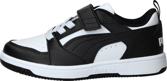 Zijkant van een zwart-witte lage sneaker met Puma-logo op de zijkant en klittenband.
