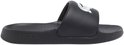 Zwarte slider slipper met witte krokodillenprint en 'LACOSTE' op de zool.