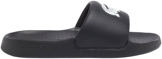 Zwarte slider slipper met witte krokodillenprint en 'LACOSTE' op de zool.