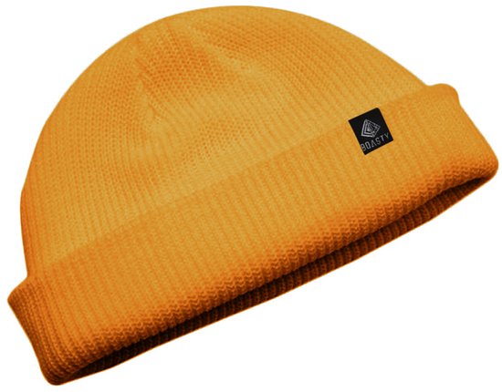 Oranje beanie met omslag en zwart Boasty logo label.