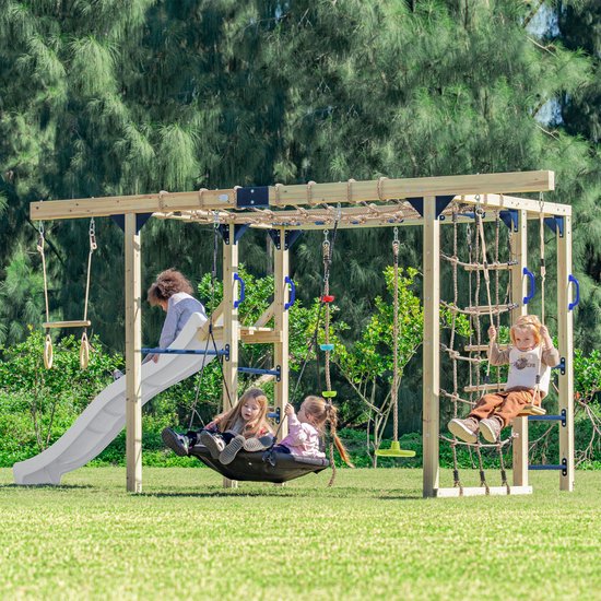 Speeltoestel in de tuin met glijbaan, schommel, klimnet en meerdere kinderen.