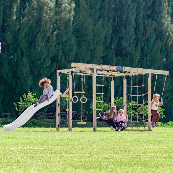 Speeltoestelcombinatie in een tuin, met kinderen op de glijbaan, schommel en klimnet.