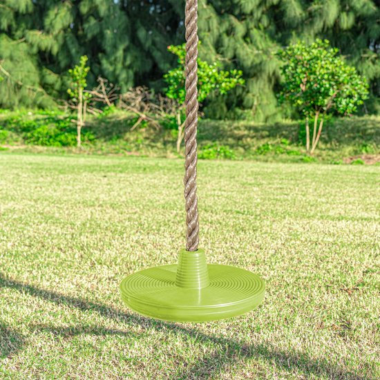 Groene schijfschommel aan een touw.