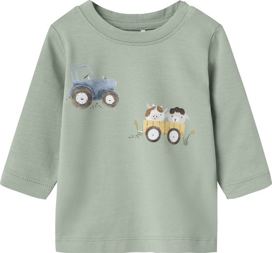 Lichtgroen baby shirt met lange mouwen, met een blauwe tractor en een kar met een koe en schaap erop.